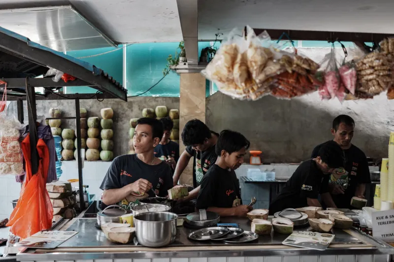 What's Actually in That Can? The Truth About Coconut Milk and Why Indonesian Cooks Don't Trust It